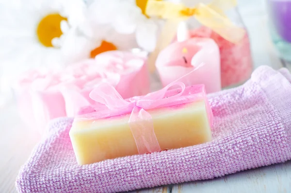 Havlu üzerinde sabun — Stok fotoğraf