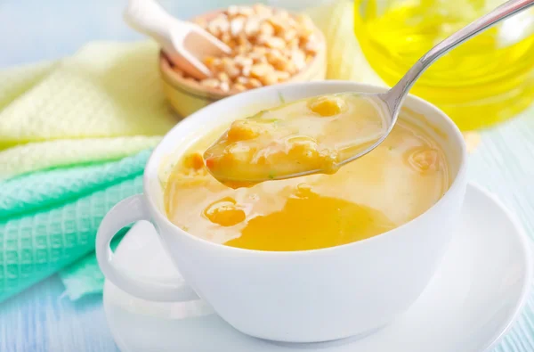 Свежий суп с горохом — стоковое фото