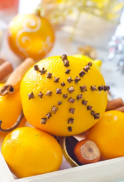 Naranjas frescas y canela para Navidad — Foto de Stock