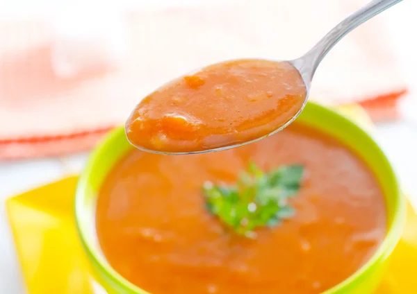 Soupe fraîche de citrouille dans le bol vert — Photo