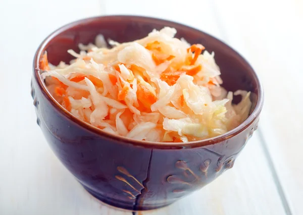 Salada com repolho e cenoura — Fotografia de Stock