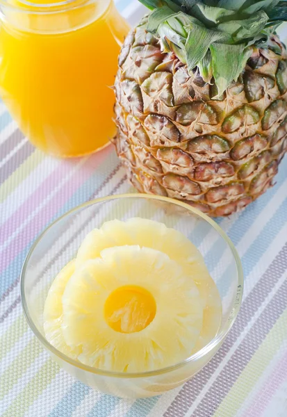 Ananas ve meyve suyu — Stok fotoğraf