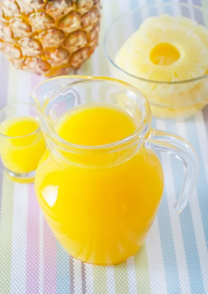 Ananas och juice — Stockfoto