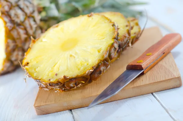 Нарезанный ананас — стоковое фото