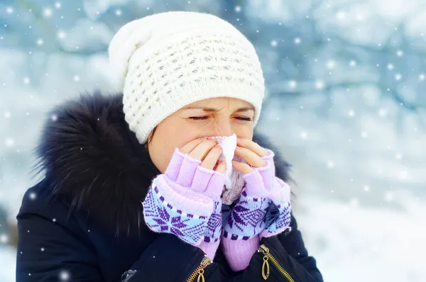 Donna con un freddo all'aperto — Foto Stock