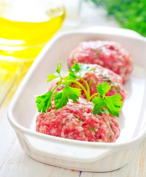 Boules de viande crue dans le bol blanc — Photo