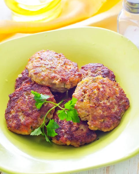 Cutlets on the green plate — Stock Photo, Image