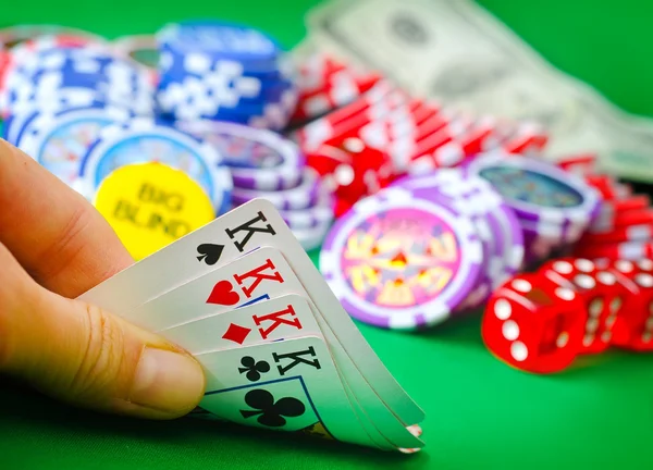 Carte pour poker dans la main, jetons et carte pour le poker — Photo