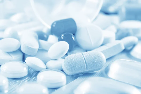 Farbtabletten und Tabletten, die medizinischen Mittel — Stockfoto