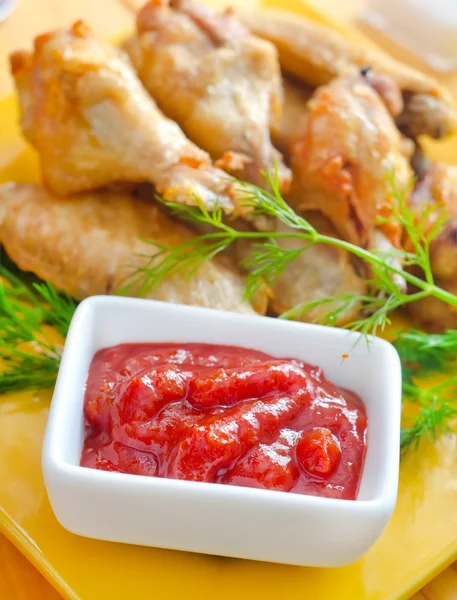 Platos de carne caliente - Alas de pollo a la parrilla con salsa picante roja —  Fotos de Stock