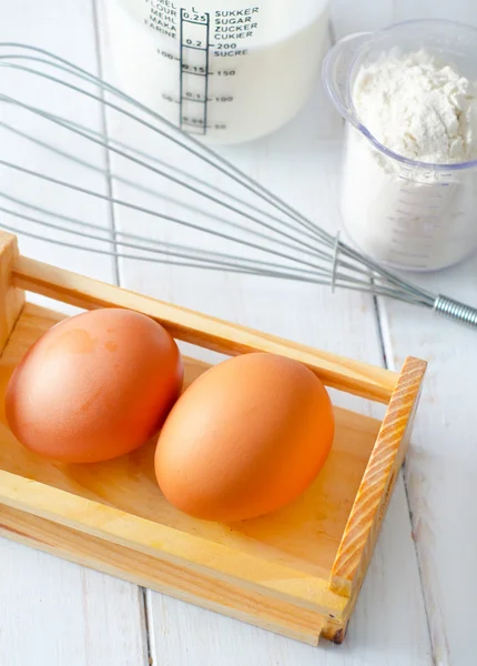 Ingredienser för degen, ägg, mjöl och mjölk — Stockfoto