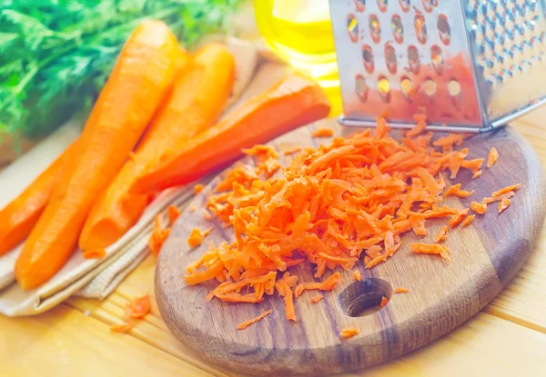 Zanahorias crudas y cuchillo en la tabla de madera —  Fotos de Stock