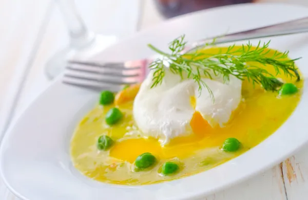 Fresh soup from green peas and egg-poached — Stock Photo, Image