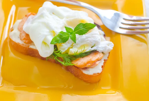 Primer plano de huevo delicioso escalfado con pan de grano entero — Foto de Stock