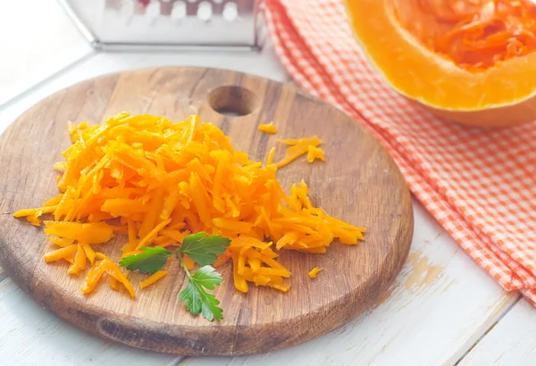 Calabaza en el tablero de madera, calabaza cruda — Foto de Stock