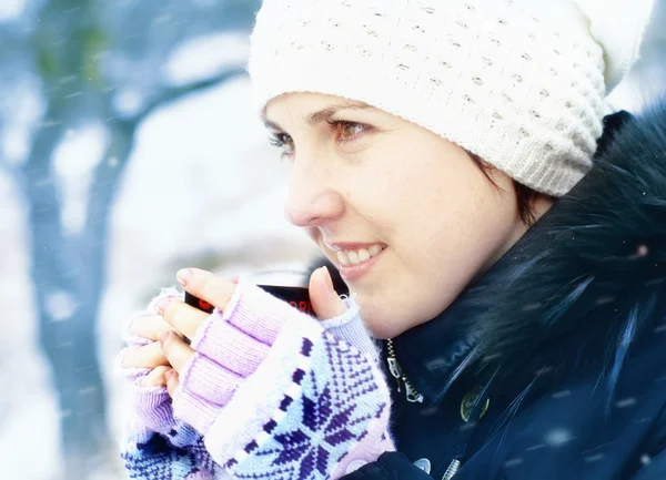 Vrouw met een kop koffie — Stockfoto