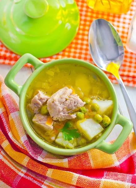 Свежий суп из мяса и овощей — стоковое фото