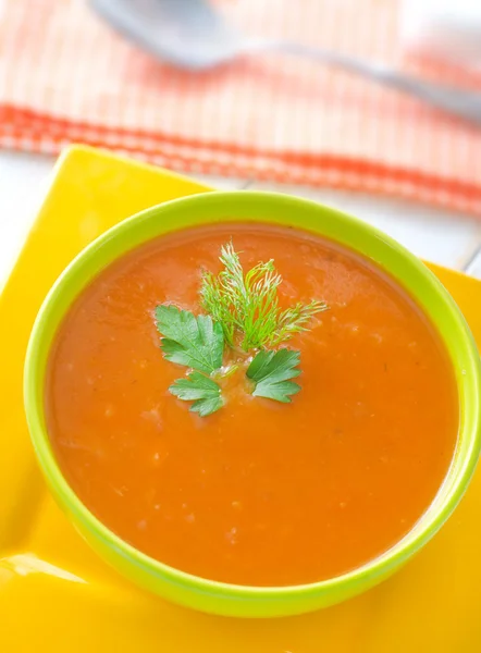 Свежий суп из тыквы в зеленой чаше — стоковое фото