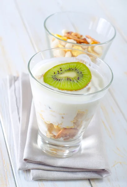 Färsk yoghurt och müsli i ett glas — Stockfoto