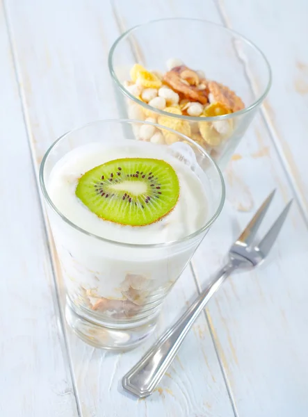Frischer Joghurt und Müsli im Glas — Stockfoto