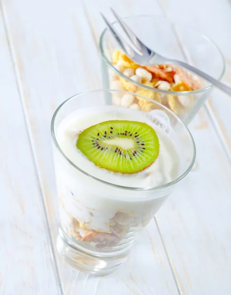 Taze yoğurt ve müsli bir cam — Stok fotoğraf