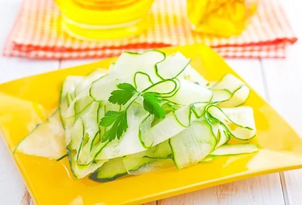 Salada fresca com pepino fresco e salsa — Fotografia de Stock