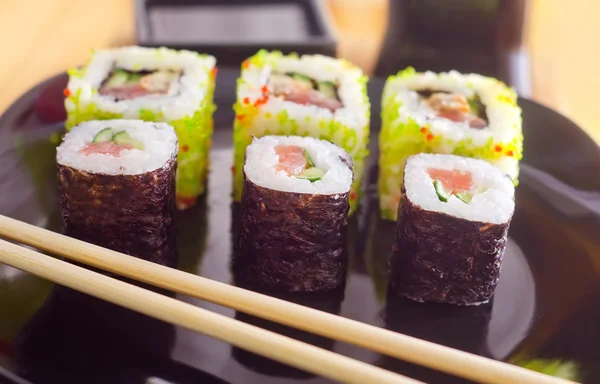 Sushi på en tallrik — Stockfoto