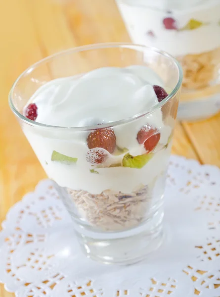 Oat flakes with yogurt — Stock Photo, Image