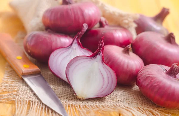 Zwiebeln und ein Messer — Stockfoto