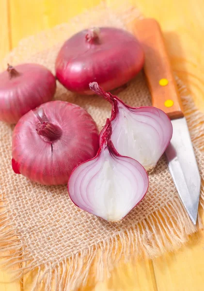 Zwiebeln und ein Messer — Stockfoto