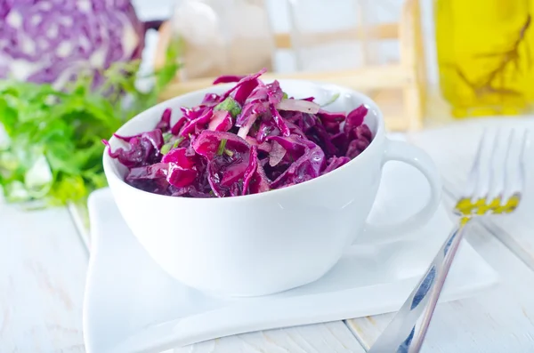 Salada com repolho azul — Fotografia de Stock