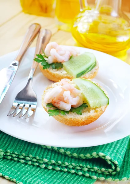 Avocado with shrimps — Stock Photo, Image