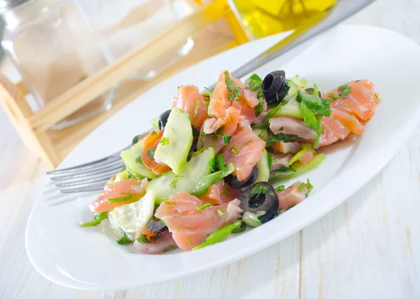 Salada com salmão — Fotografia de Stock
