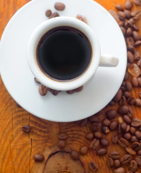 Fresh aroma coffee in the white cup, coffee and cinnamon — Stock Photo, Image