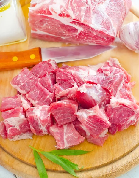 Carne cruda y cuchillo en el tablero de madera — Foto de Stock