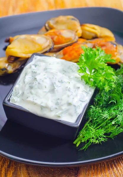 Mussels with sauce — Stock Photo, Image