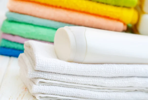 Towels and shampoo — Stock Photo, Image