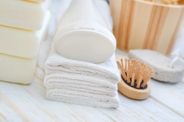 Handdoeken en shampoo — Stockfoto
