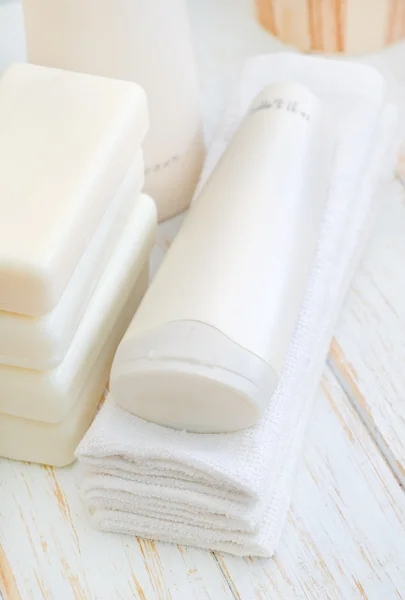 Towels and shampoo — Stock Photo, Image