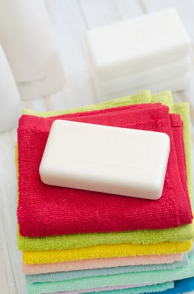 Jabón y toallas —  Fotos de Stock