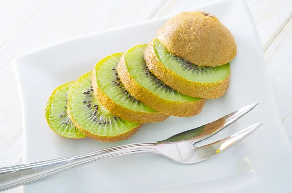 Kiwi auf einem Teller — Stockfoto