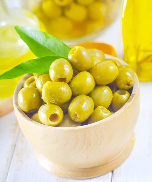 Зеленые оливки и масло — стоковое фото