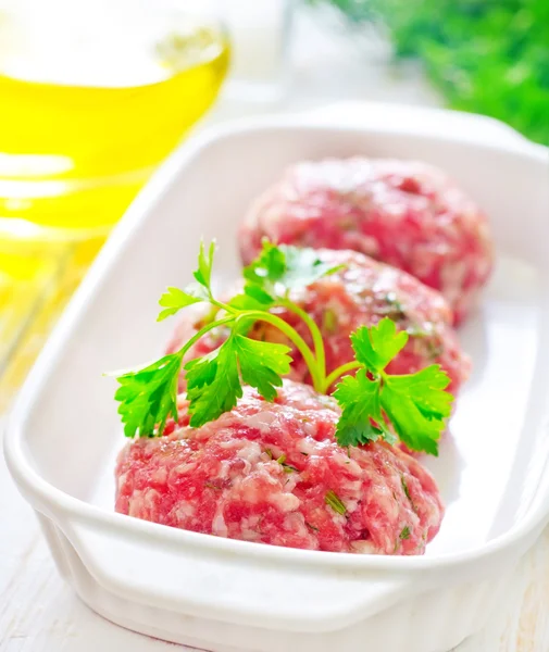 Boules de viande crue dans le bol blanc — Photo