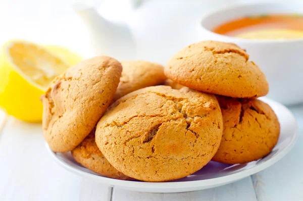 Biscotti dolci con tè fresco — Foto Stock