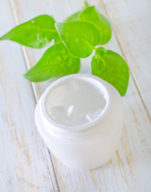 ahşap masa üzerinde krem