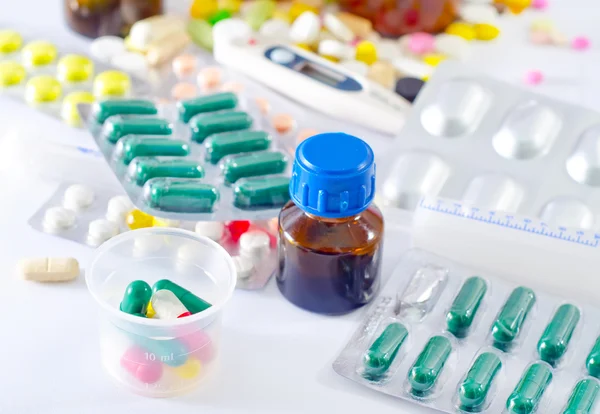 Pílulas de cor e garrafa médica — Fotografia de Stock