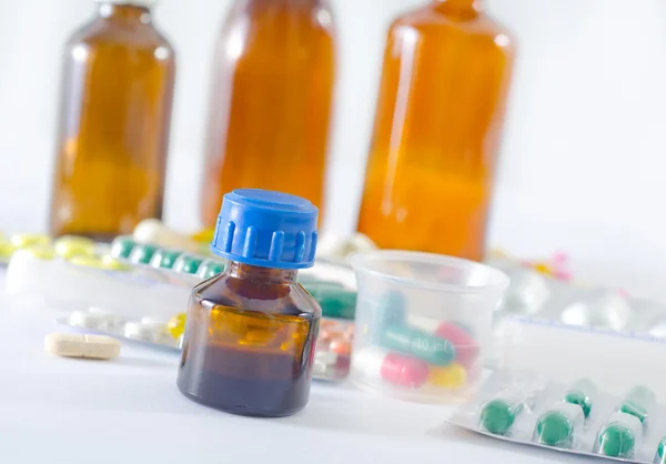 Píldoras de color y botella médica — Foto de Stock