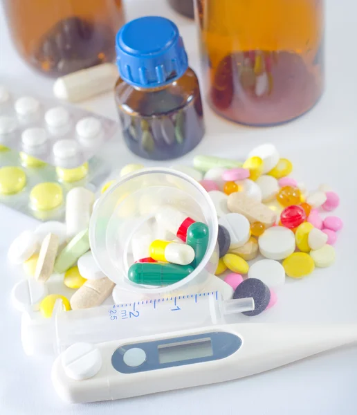 Píldoras de color y botella médica — Foto de Stock