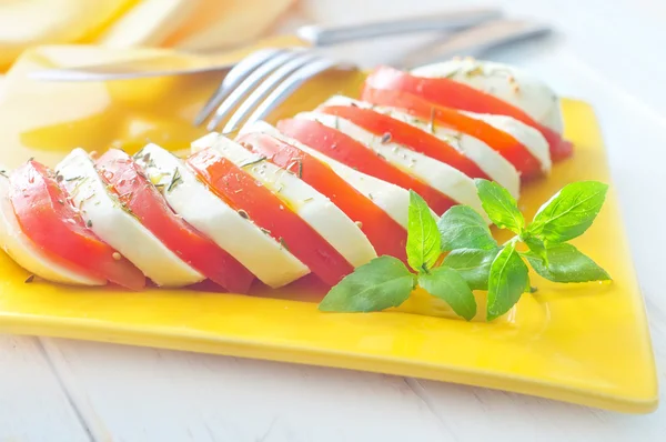 Caprese, salada fresca com tomate e mussarela — Fotografia de Stock