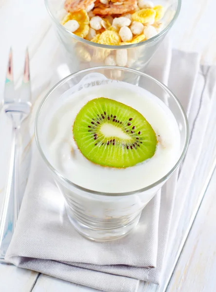 Färsk yoghurt och müsli i ett glas — Stockfoto